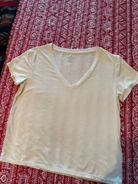 ANTONIO MELANI Ivory V-Neck Short Sleeve Athletic  Tee in Very Good Condition.